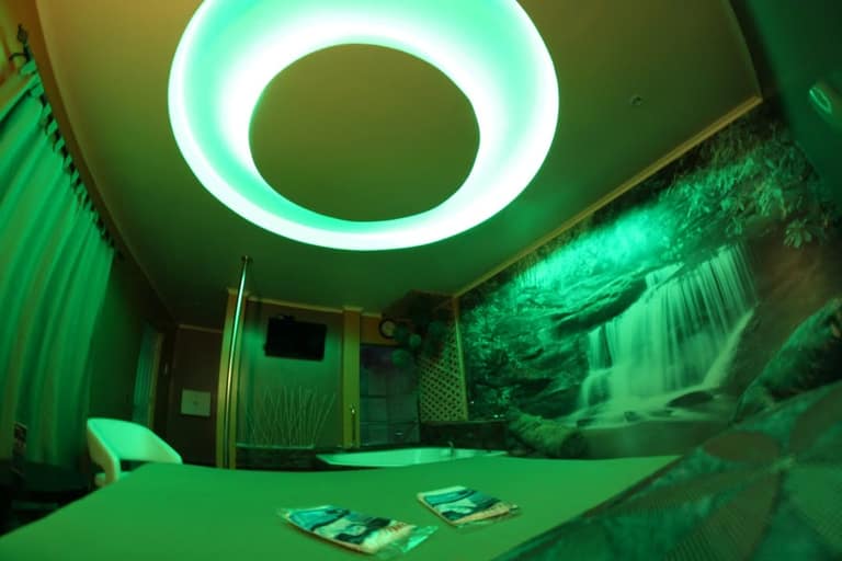 Jacuzzis, caños y sex shop a la habitación: Los moteles de Maipú y alrededores que planean encender este San Valentín
