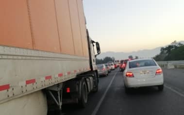 Alta congestión tras accidente en Autopista del Sol.