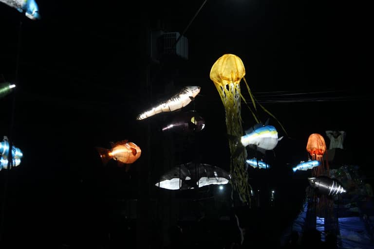 Teatro a Mil. Obra Océano, los peces inundan la calle. Foto por Lucas Jilberto