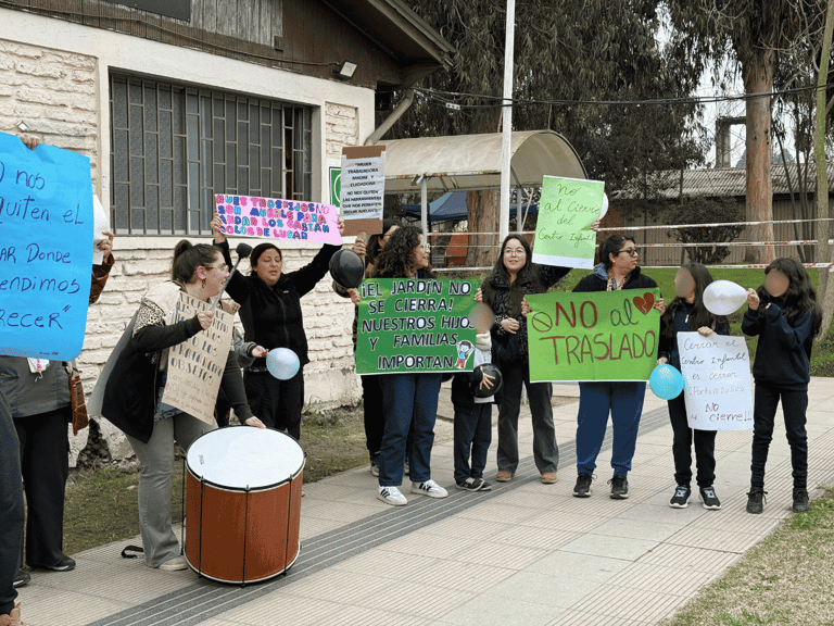 Funcionarias del Cesfam Maipú se manifiestan por cierre de centro infantil: advierten que traslado afectaría el cuidado de decenas de niños