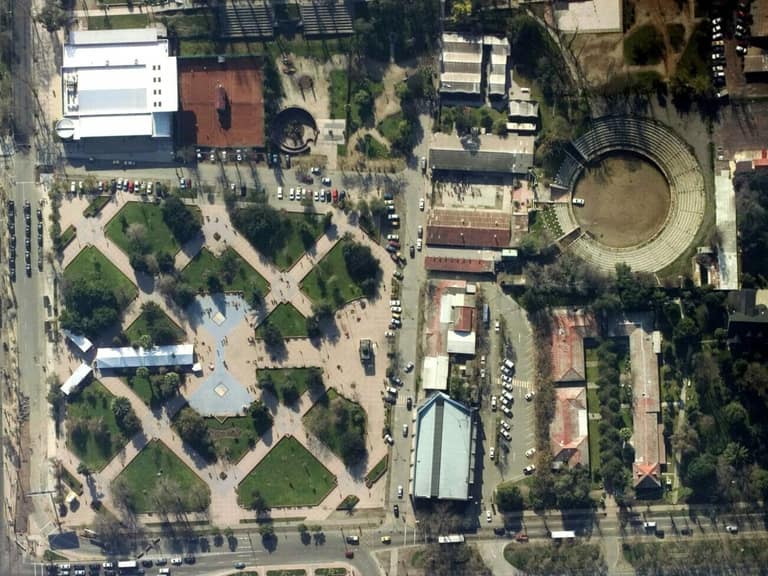 Plaza de Maipú y parte del recinto municipal, 2005 | Fuente: Archivo Municipal