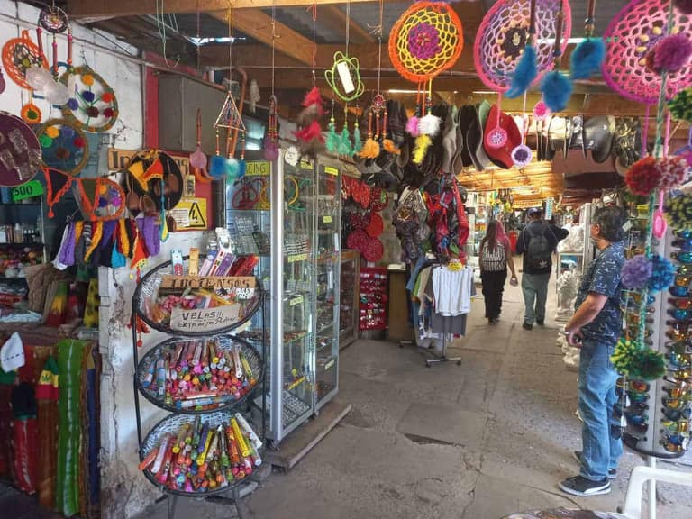 Andrés Olea arrienda al menos dos puestos en la Feria Artesanal.