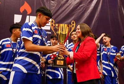 Equipo del Liceo Nacional recibiendo la copa
