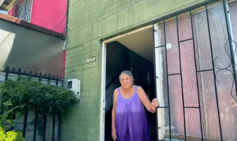 Elsa en su casa en Maipú | Captura reportaje TVN .