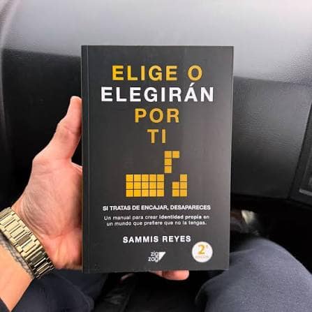 Sammis Reyes debuta en la literatura con «Elige o Elegirán por ti»: supera las mil copias vendidas y desata debate en redes