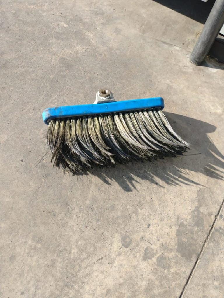 Escobilla que habría ensuciado los vehículos.