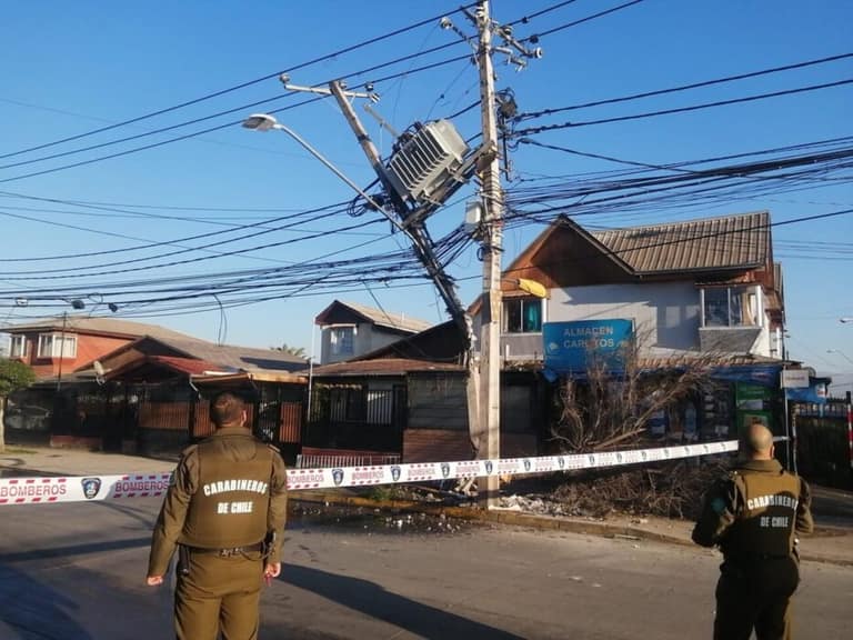 poste de luz chocado