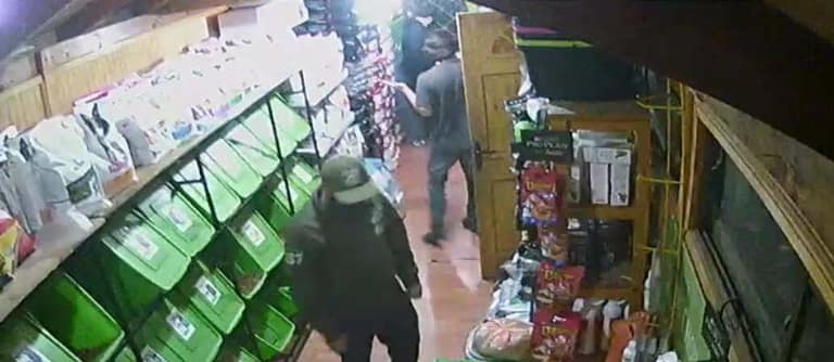 Imágenes de las cámaras de seguridad del local, donde se puede ver a los falsos polis