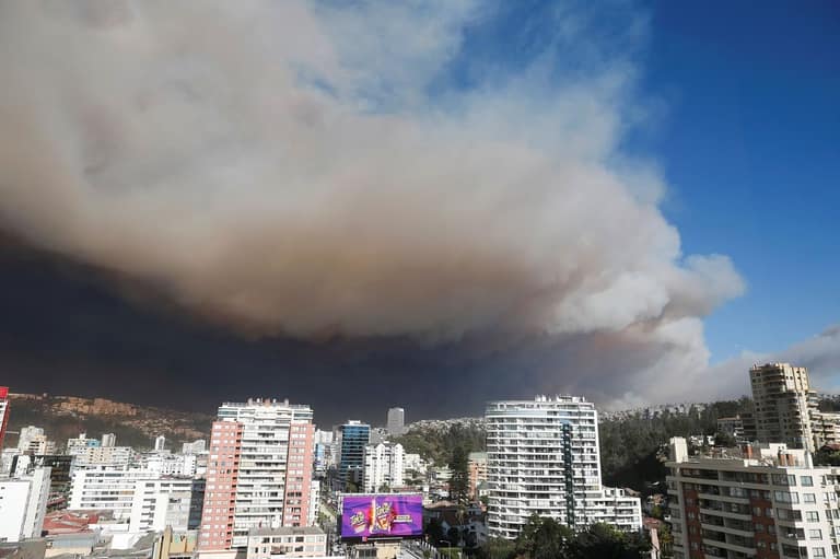 Humo de incendio cubre cielo urbano. Incendio en Valparaíso
