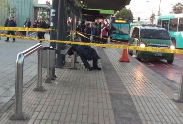 Hombre fallece en Plaza de Maipú: Tras 5 horas, aún no levantan el cuerpo