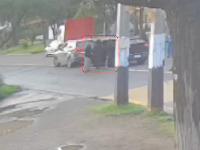 Madre y sus dos hijos sufren violenta encerrona en Maipú: las víctimas iban en camino a su colegio