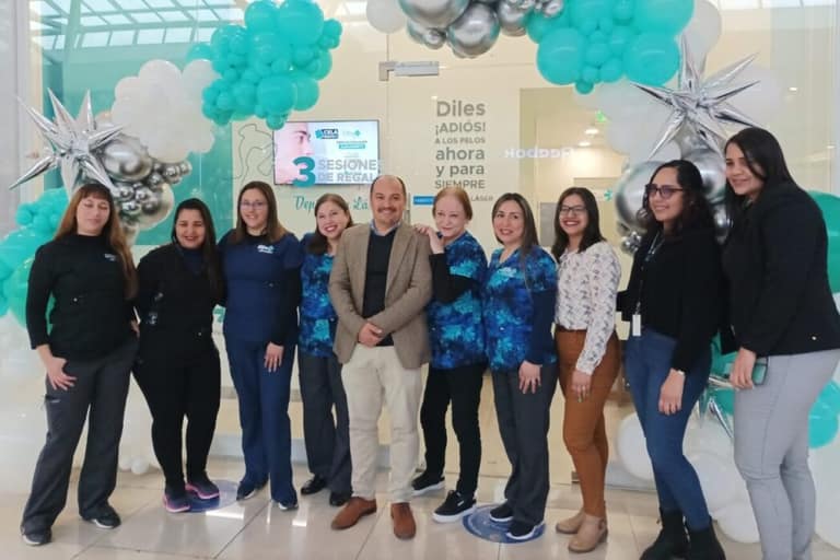 Carlos Cerón, CEO Clínica Cela, junto a equipos.