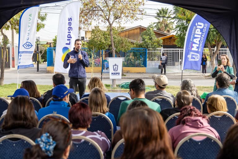 300 árboles nativos para recuperar el Parque Ferrocarril de Los Héroes, el espacio que el Tren Alameda – Melipilla dejó afectado