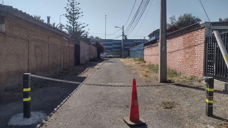 Obstrucción del tránsito en pasaje Kiñe de la villa Altué