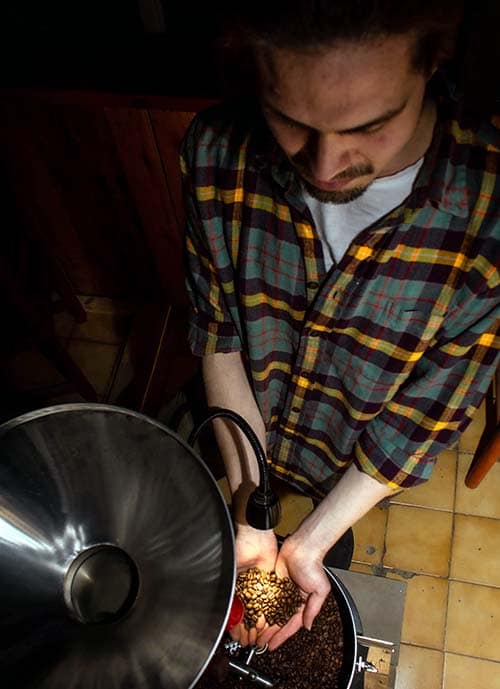 Carlos Peña, dueño y tostador en Lúdico Tostaduría