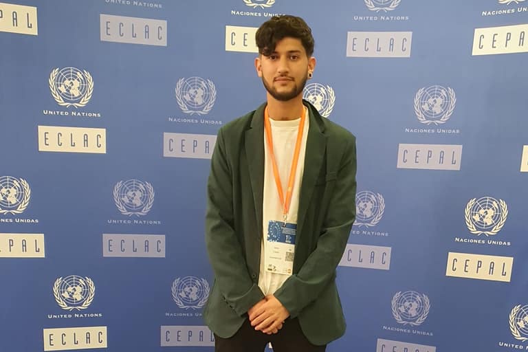 Hombre en evento de Naciones Unidas CEPAL.