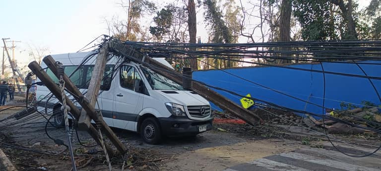 poste sobre vehiculo autoridades ejercito corte de luz en maipu