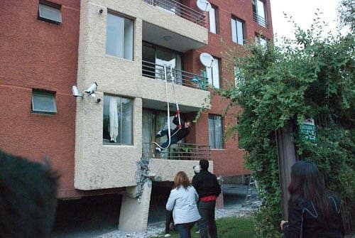 Edificio "Don Luis", un vecino salta del segundo piso ante una fuerte réplica