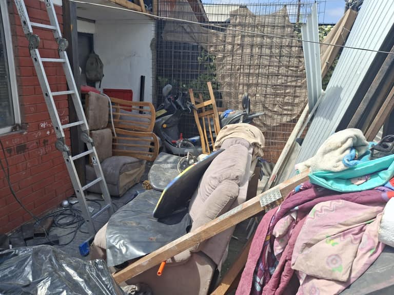 Los enseres completamente destruidos de la casa de Raúl.