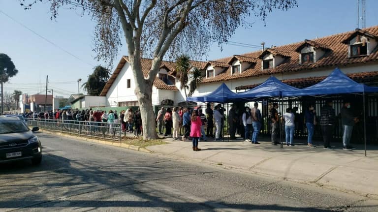 Larga fila fuera de la 25º Comisaría de Maipú