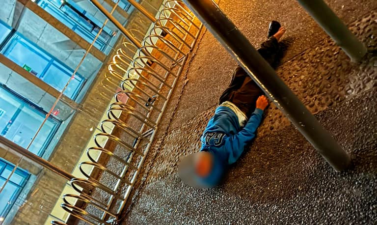 Foto de una de las personas agredidas en el Hospital El Carmen