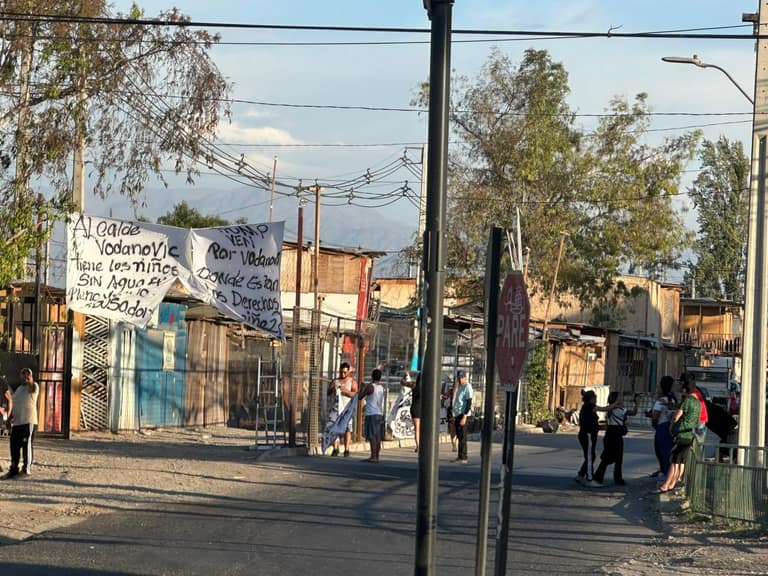 Protesta en Campamento Santa Marta: habitantes reclaman por agua en el marco de reuniones por inminente desalojo