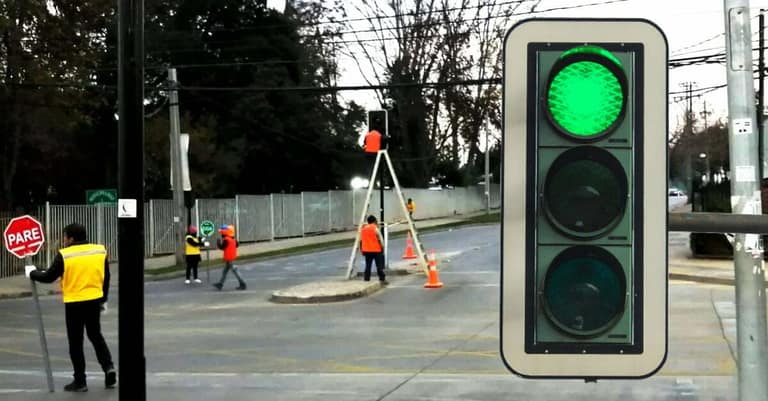 Comienza reposición de semáforos en Maipú con dineros del Serviu: empresa contratada no habría podido financiar alto costo