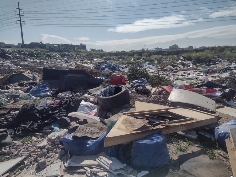 Basura acumulada en el humedal El Pajonal
