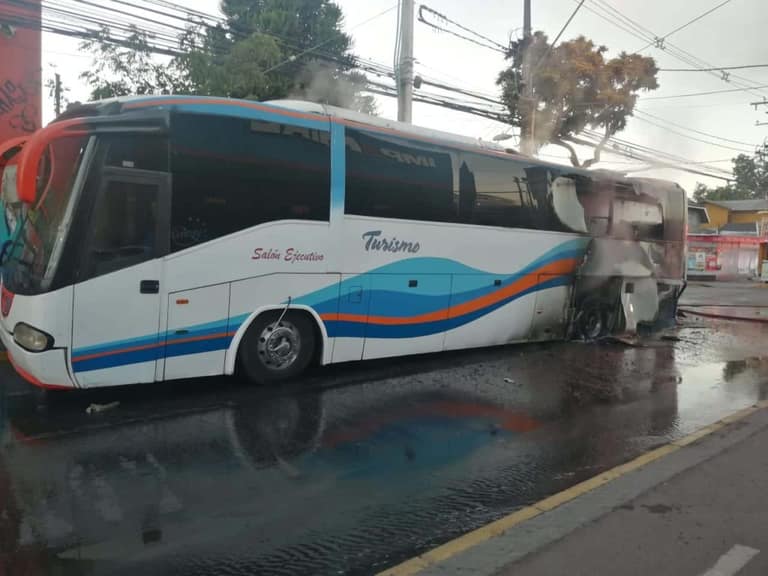 Se incendia bus en Maipú: Se descarta participación de terceros