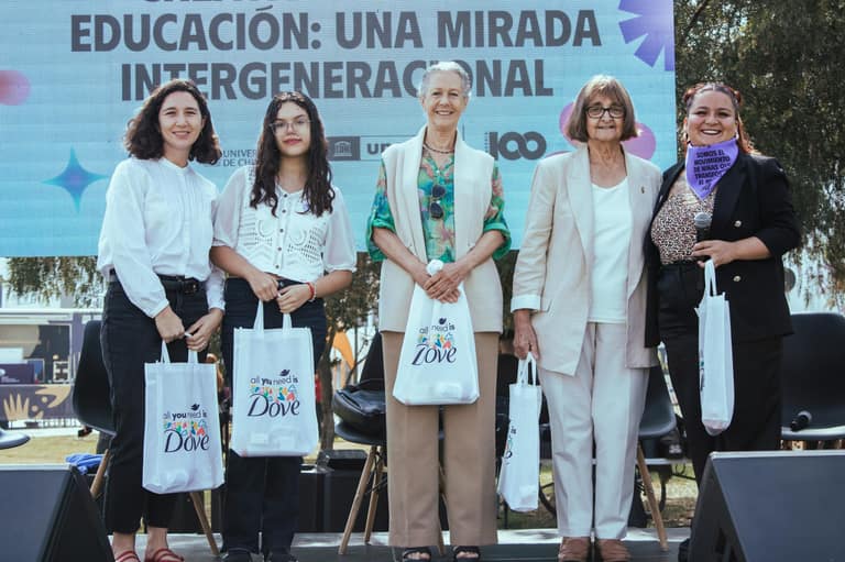 Antonia Polanco (segunda de izquierda a derecha) junto a: Florencia Saffirio de UNESCO, Ximena Abogabir de Travesía 100, Rosa Devés, rectora de la Universidad de Chile y Javiera Rivas de Tremendas en la Primera Cumbre Regional de las Niñas.