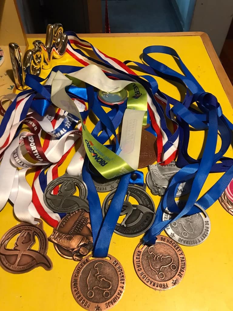 Algunas medallas de Matilda Bravo, patinadora maipucina.