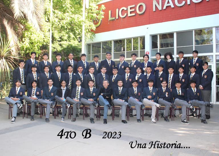 Foto del curso Cuarto Medio B, donde los estudiantes Patricio Escobar y Diego Hernández lograron el Puntaje Máximo en Matemáticas