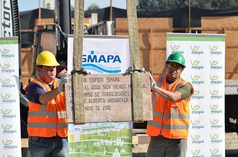 Alberto Undurraga pone la primera piedra del nuevo edificio de SMAPA