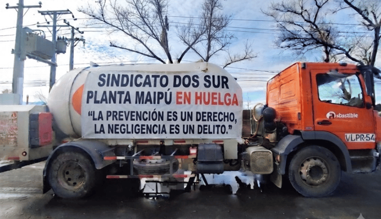 Trabajadores de empresa contratista de Abastible en Maipú mantienen huelga: denuncian falta de seguridad para transporte de gas a granel