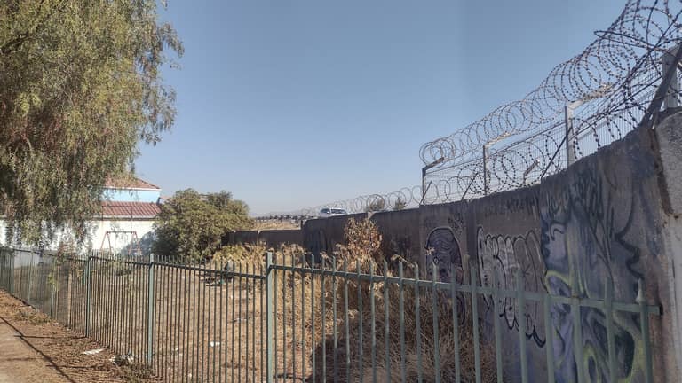 Delincuentes usan vía de la Ruta 78 para asaltar casas de la villa Altué
