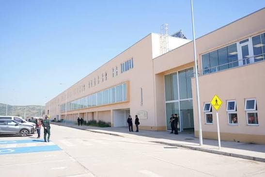 Operación Cancerbero: Gobierno traslada a líderes del crimen organizado y más de 600 reos de alta peligrosidad a cárcel de Talca