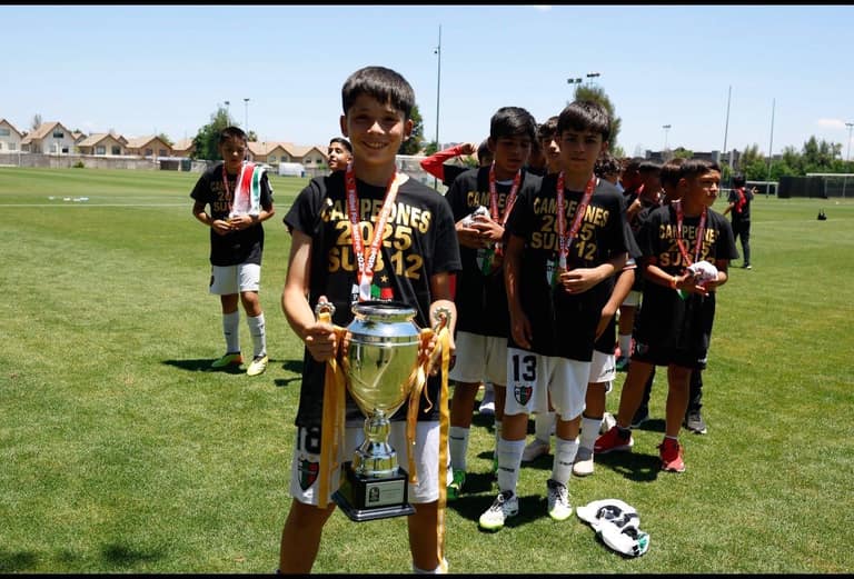 Palestino sub 12 campeón con tres maipucinos