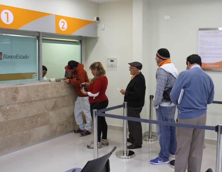 Tras asesinato de mujer en Maipú: Parlamentarios piden acelerar proyecto que prohíbe uso de celulares en bancos