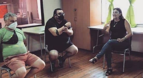 Viviana Delgado realizando su campaña en la Junta de Vecinos Próceres de la Patria.