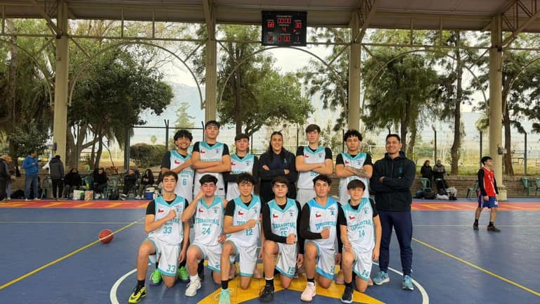 Equipos de vóley y básquetbol del Colegio Terraustral Oeste de Maipú disputan las semifinales de la Copa Soprole UC