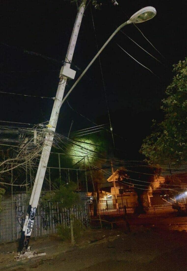 SOSMaipú: Explosión y corte de luz: Camioneta chocó poste en Maipú y se dio a la fuga
