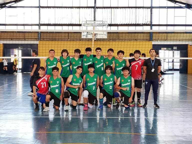Equipos de vóley y básquetbol del Colegio Terraustral Oeste de Maipú disputan las semifinales de la Copa Soprole UC