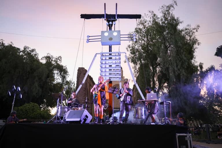 Teatro a Mil llenó las calles: Maipú ayudó a viajeros en el tiempo a despertar al gigante dormido de Tarapacá
