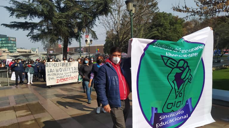 Sindicato marchando desde Plaza de Maipú