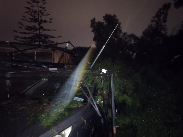 Fuertes vientos, árboles y postes caídos, cortes de luz: esta es la situación en Maipú con el temporal que afecta a RM