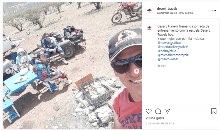 Imagen extraída del Instagram de Desert_Travels en que celebran un asado luego de las clases de motocicleta