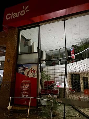 Saqueos en Maipú. Así quedo la tienda Claro Chile