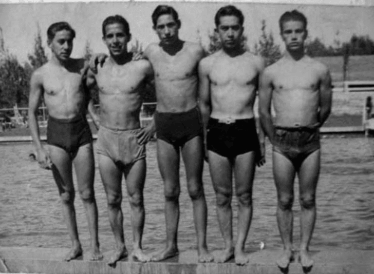 Cinco hombres posando en traje de baño vintage.