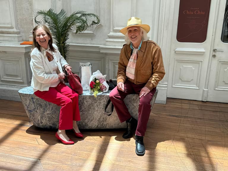 Alberto Kurapel junto a Susana Cáceres, tras recibir el premio