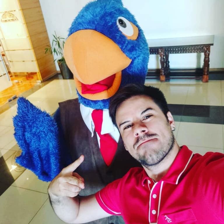 Posando con Contralorito, el pájaro que se tomó las redes sociales para combatir la corrupción